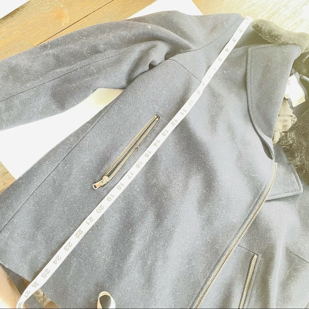 H&M Navy Wool Coat with Faux Fur Collar – Holiday Workwear – Size 8 - Picture 5 of 6